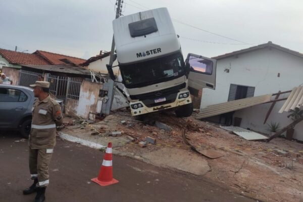 Em Goiás, um caminhão desgovernado destrói uma casa e causa dois feridos. Caso acontece em Mineiros (GO). Duas pessoas...