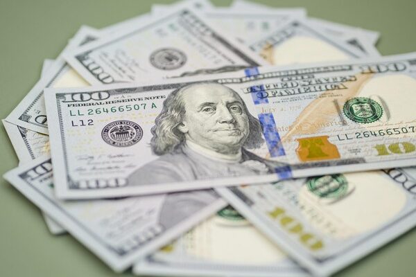 Após declarações de Lira e Pacheco acerca de contenção de despesas, o dólar começa a oscilar; o Ibovespa sobe. Moeda americana...