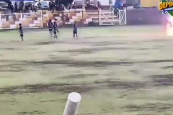 Veja o momento em que zagueiro morre após ser atingido por um raio durante jogoPartida estava suspensa por conta...