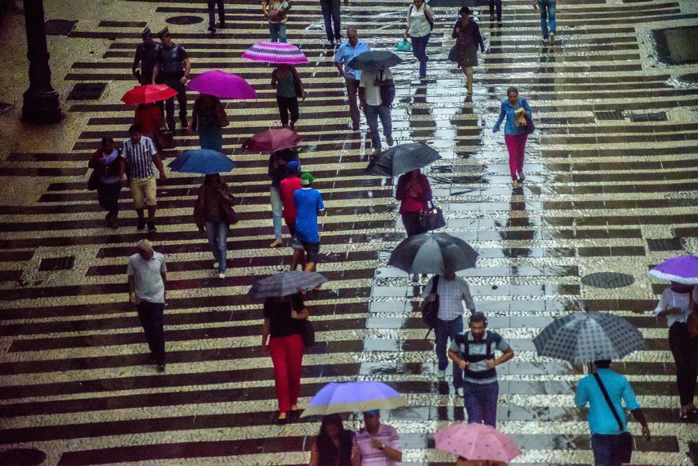 Fim de semana em SP será de calor e chuva intensa. De acordo com o Centro de Gerenciamento de Emergências (CGE)...