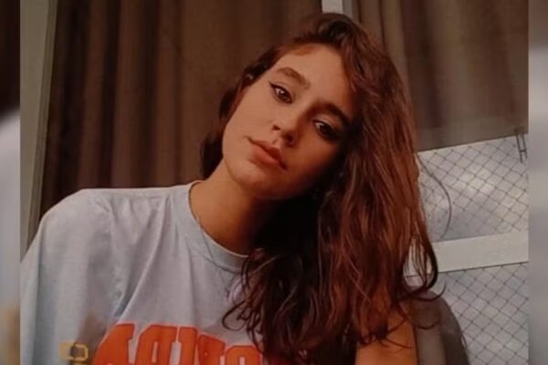 Jovem de 22 anos morre ao ser arrastada cerca de 50 metros por caminhão