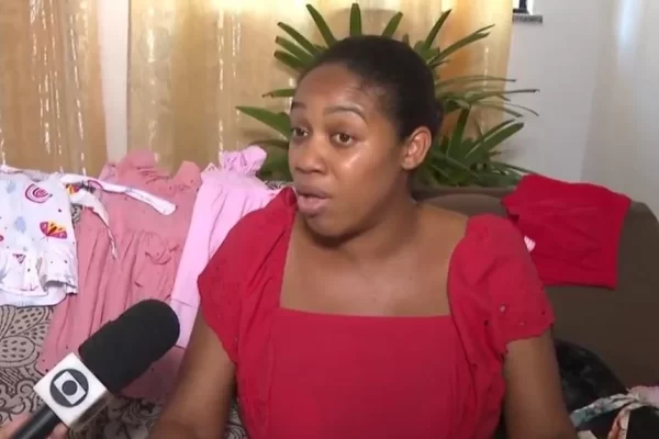 Mãe acusa médica de causar morte de sua filha ao furar pescoço com unhas de gel durante o parto