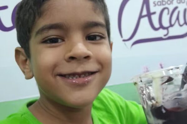 Criança de 6 anos morre com tiro acidental na cabeça após pegar arma de PM