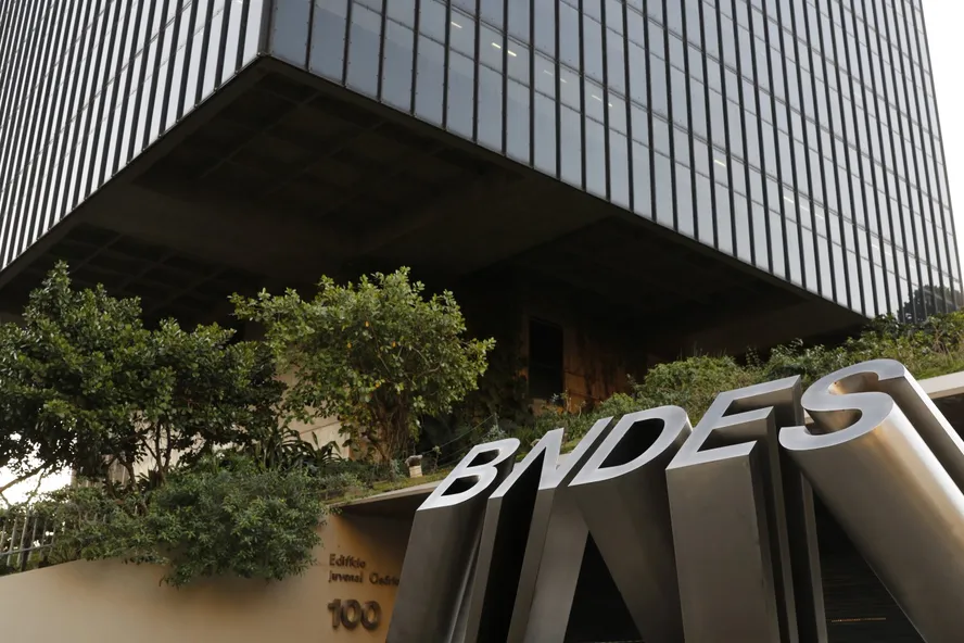 BNDES aprova R$ 1,1 bi para exportação de jatos da Embraer