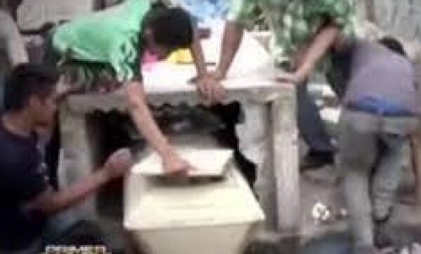 Familiares de garota abrem caixão um dia depois de enterro e a encontram viva