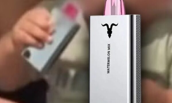 Adolescente dar cigarro eletrônico para bebê fumar e web reage: ''esse é o futuro do Brasil''.