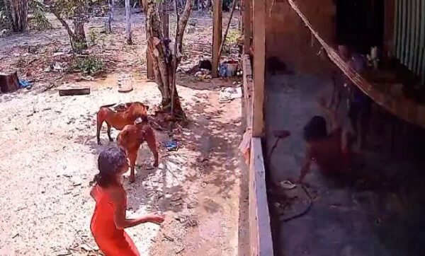 Mulher é atacada a golpes de faca por ex-companheiro