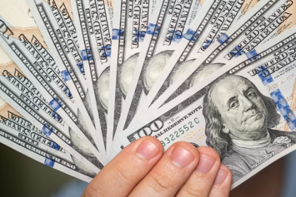 Moeda chegou a R$ 6,30, num patamar recorde, quando Banco Central interveio duas vezes no câmbio, injetando US$ 8 bilhões no mercado...