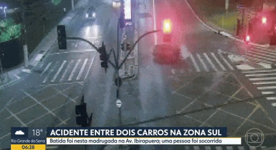 Um carro Jaguar avançou no sinal vermelho em alta velocidade na madrugada desta sexta-feira (13) e bateu em um carro de aplicativo...