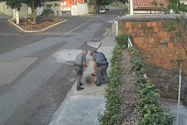 Policial militar agride dona de casa com soco no rosto em SP. Um vídeo mostra o momento em que um policial militar agrediu...