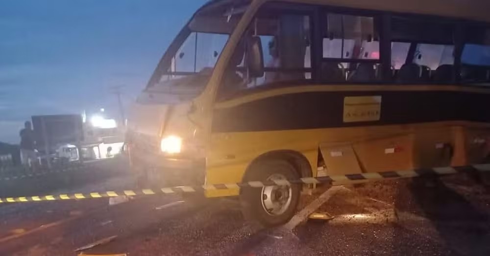 Jogadoras de futebol morrem após acidente entre micro-ônibus e carreta. Uma das vítimas, de 17 anos, tinha participado da primeira...