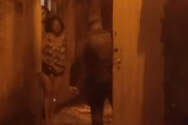 Homem é morto pela PM na frente da mãe. PMs dispensaram perícia no local alegando risco para equipe. Versão oficial diz que o homem...