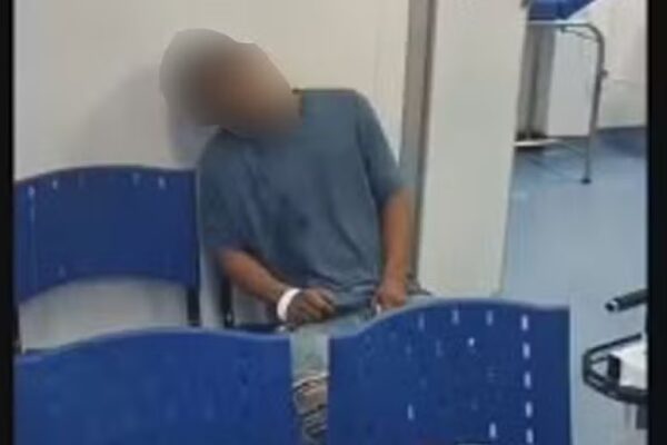 "Ele chegou lá gritando de dor, pedindo atendimento e ninguém atendeu. Foi ficando lá, sentado. Até que morreu com o pescoço tombado...