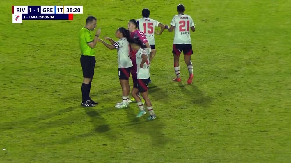 Árbitro expulsa seis jogadoras do River Plate, o que acaba a partida porque o time argentino fica sem quantidade mínima de atletas...