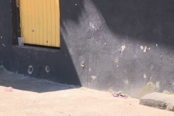 Ataque a tiros deixa dois mortos uma criança ferida