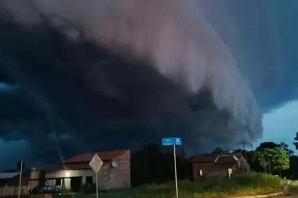 Fenômeno intitulado 'nuvem de prateleira' antecede chuvas fortes. Moradores de Oliveira de Fátima, município do Tocantins...