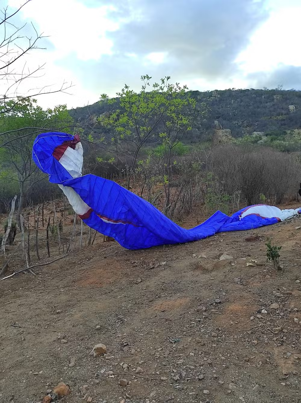 Homem morre após queda de parapente na Paraíba