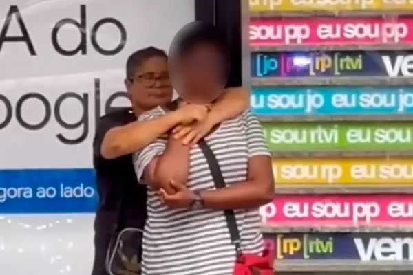 Mulher é feita refém em ponto de ônibus