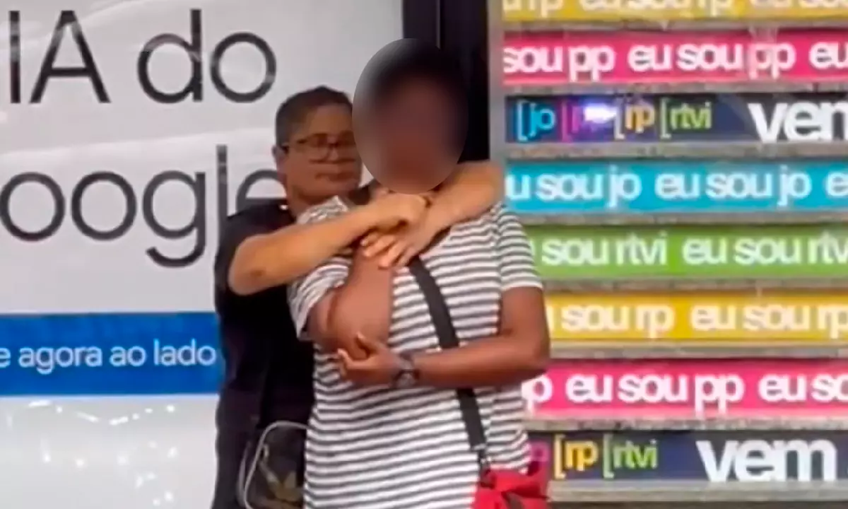 Mulher é feita refém em ponto de ônibus