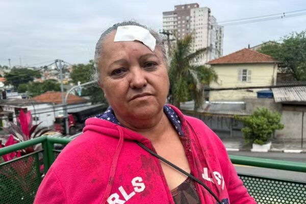 Idosa agredida por PM diz que foi algemada e levada em camburão