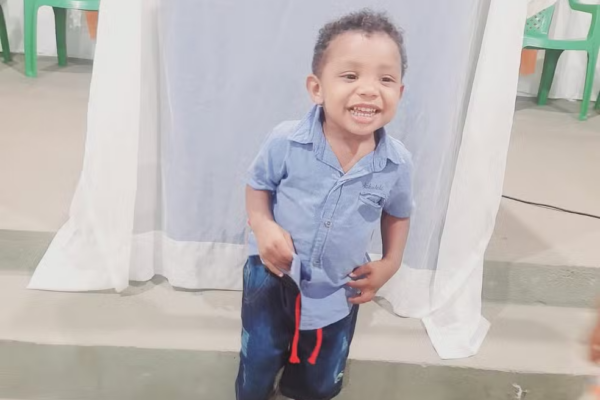 Bebê de 2 anos é encontrado morto dentro de carro do vizinho