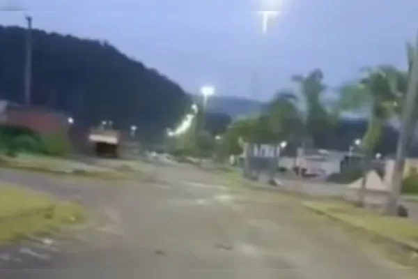 Um morador de Parauapebas causou curiosidade na web ao publicar um vídeo do momento em que um objeto voador não...