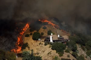 Número de mortes sobe para 24 com os incêndios em Los Angeles