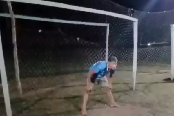 Imagens fortes🚨 Jovem leva bolada no peito durante jogo de futebol e morre