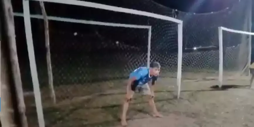 Imagens fortes🚨 Jovem leva bolada no peito durante jogo de futebol e morre