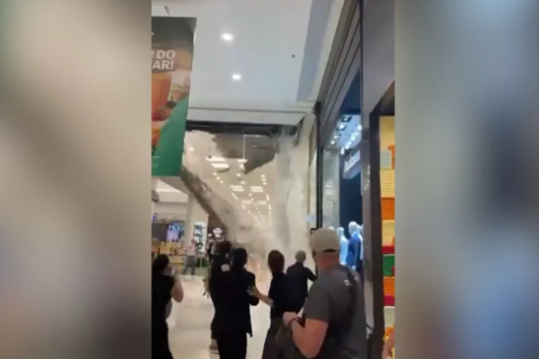O pedaço do telhado do shopping Center Norte, na zona norte de São Paulo, desabou na tarde desta sexta-feira (24)...