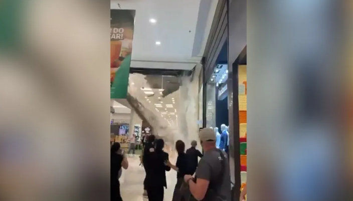 O pedaço do telhado do shopping Center Norte, na zona norte de São Paulo, desabou na tarde desta sexta-feira (24)...