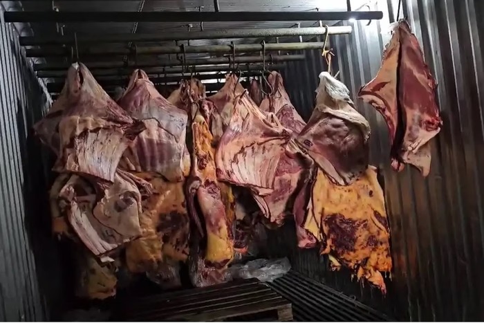 Quatro pessoas foram presas no Rio de Janeiro sob suspeita de maquiar e revender carne podre que ficou submersa na enchente de...