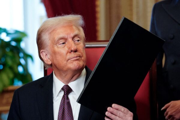 Voo com brasileiros deportados chega ao Brasil após posse de Trump