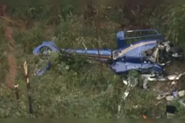 Helicóptero com 4 pessoas cai em região de mata fechada em SP