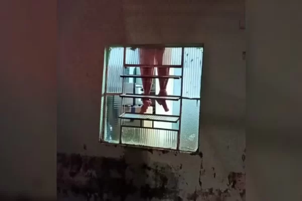 Morador confunde tecido com corpo pendurado e chama os bombeiros