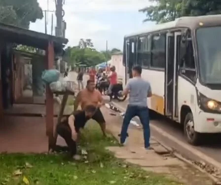 Um confronto entre motoristas na manhã de quarta-feira (29) em Santa Bárbara do Pará, na Região Metropolitana de Belém, resultou...