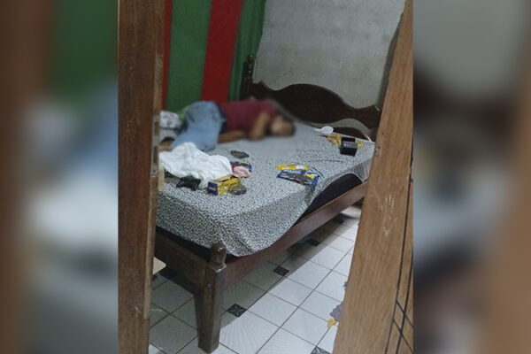 Mulher encontra suposto invasor dormindo dentro de casa