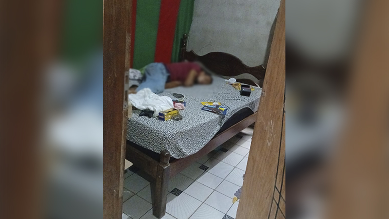 Mulher encontra suposto invasor dormindo dentro de casa