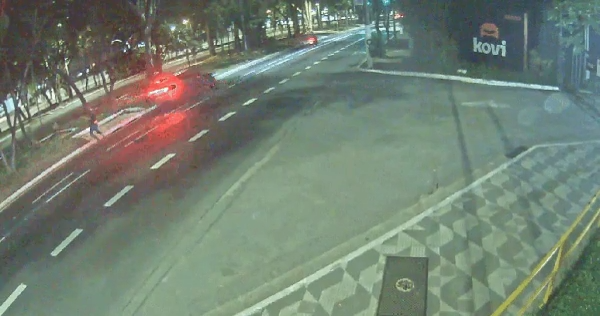 Câmeras de segurança mostraram o momento do acidente na avenida Nações Unidas na madrugada desta terça-feira (21)...