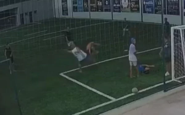 Um homem de 42 anos invadiu um campo de futebol e agrediu um menino de 10 anos com uma ‘voadora’ durante uma partida infantil...
