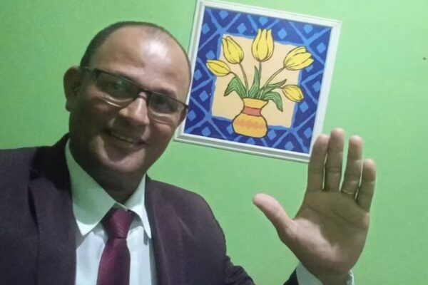 Segundo testemunhas, Robério José da Silva tinha parado para falar com o irmão quando dois homens se aproximaram e...