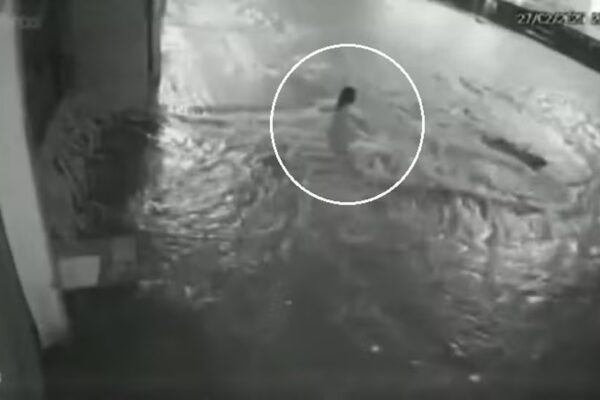 Apesar do susto, a garota foi resgatada com vida. Conforme testemunhas, ela foi encontrada a cerca de 30 metros do local da queda...