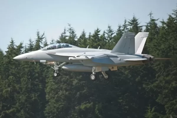 Avião da Marinha cai nos EUA, dois militares estavam a bordo