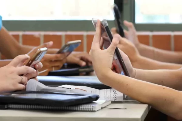 Celulares nas escolas: prazo para regular lei termina quarta-feira