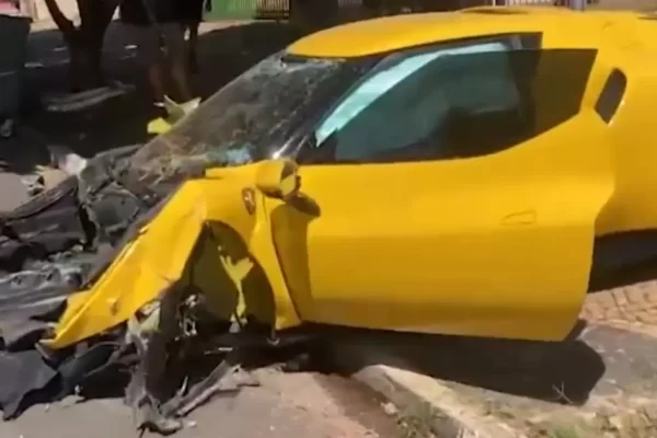 Um motorista perdeu o controle de uma Ferrari e bateu o veículo contra um muro na Avenida Heitor Penteado. O acidente foi registrado...
