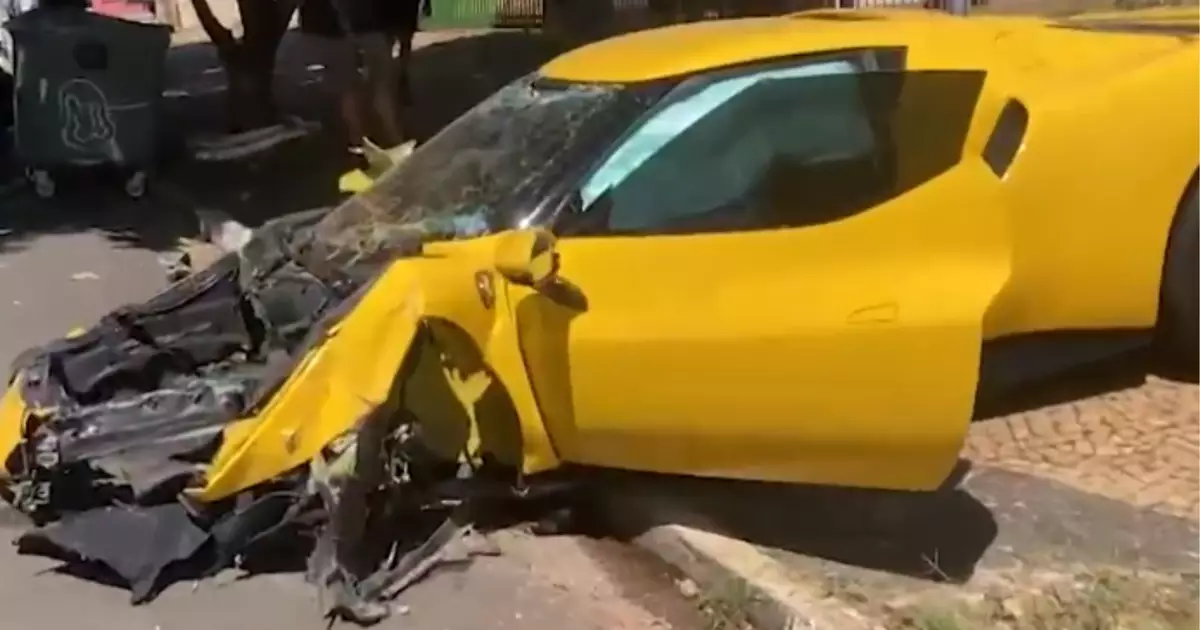 Um motorista perdeu o controle de uma Ferrari e bateu o veículo contra um muro na Avenida Heitor Penteado. O acidente foi registrado...