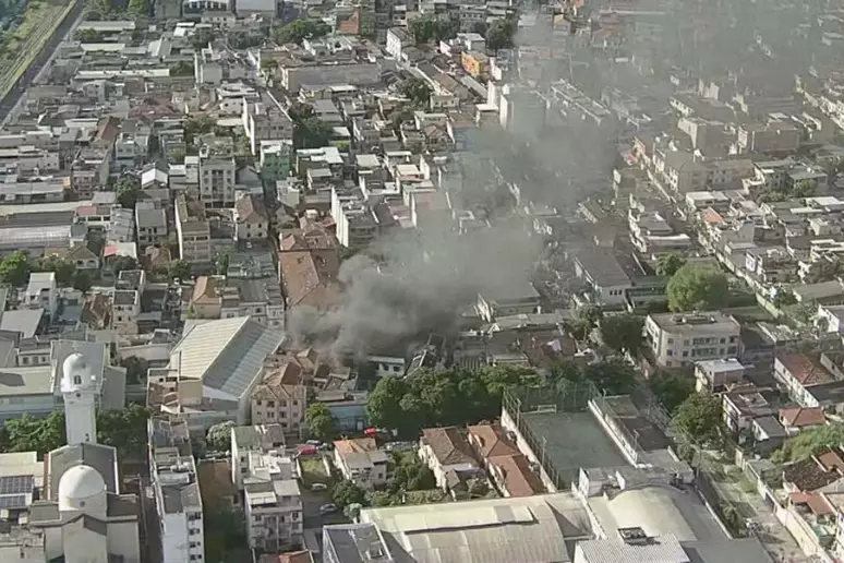 Um incêndio atingiu uma confecção em Ramos, na Zona Norte do Rio de Janeiro, na manhã desta quarta-feira, 12. O Corpo de...