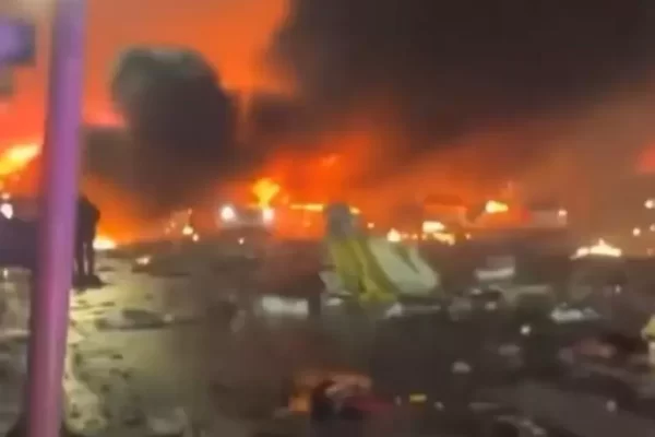 Um avião de transporte médico caiu perto de um shopping e explodiu nesta sexta-feira, 31, na Filadélfia, nos Estados Unidos. Imagens da...