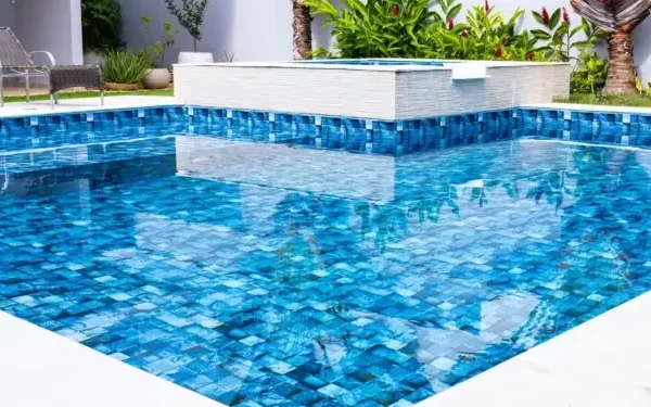 A Polícia Civil de Minas Gerais investiga a morte de dois irmãos gêmeos, de 1 ano e 4 meses, encontrados afogados na piscina de uma...