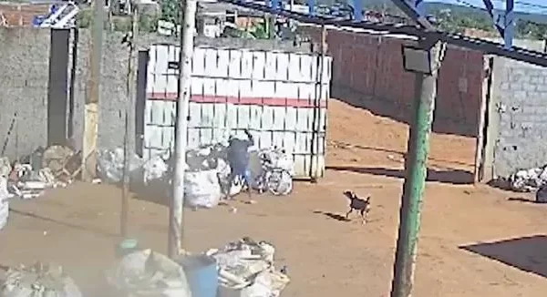 A Polícia Civil do Distrito Federal (PCDF) procura um adolescente de 16 anos suspeito de assassinar um homem a pauladas dentro de...